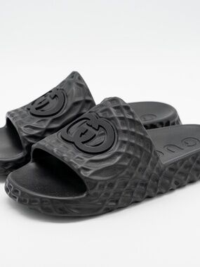 size 8G 8.5 US Gucci GG Black Slides Sandal Rubber Ripple Interlocking